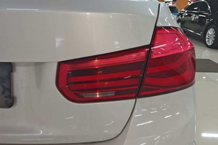 BMW 3 Series 2018 immagine di auto #8