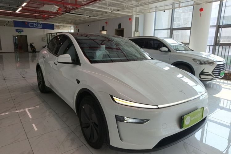 Tesla Model Y 2025 #4 Tesla Model Y 2025 car image #4
