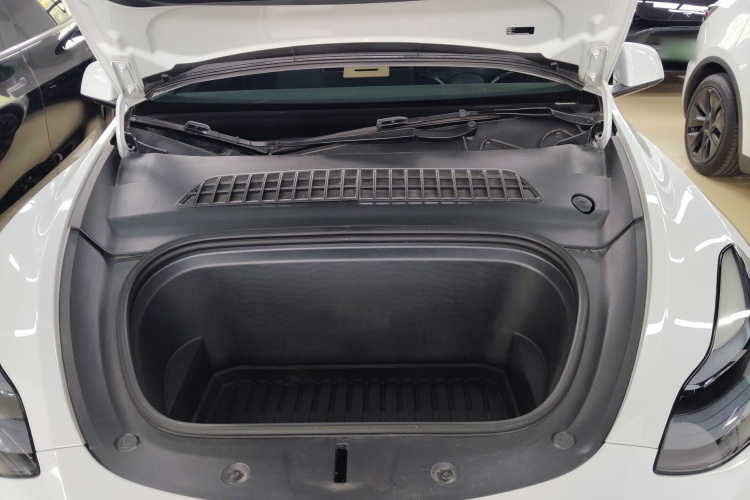 Tesla Model Y 2023 car image #20