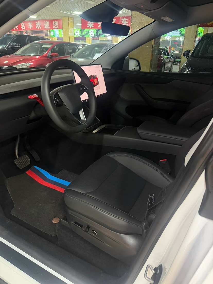 Tesla Model Y 2025 #4 Tesla Model Y 2025 car image #4