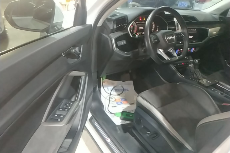 Audi Q3 2022 car image #16