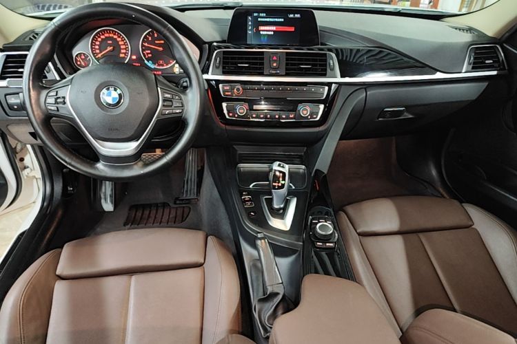 BMW 3 Series 2018 car image #13