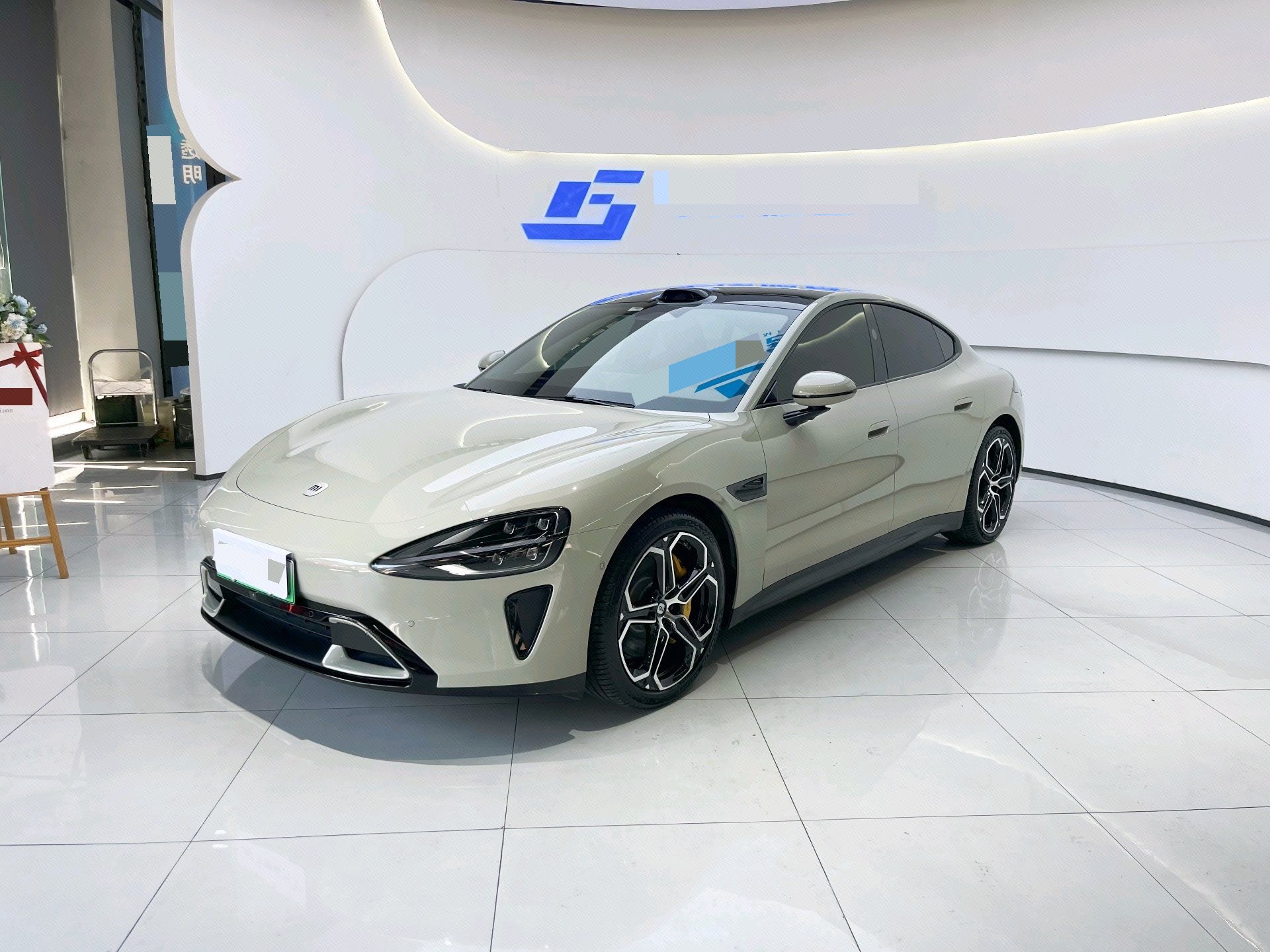 MI SU7 2025 immagine di auto 