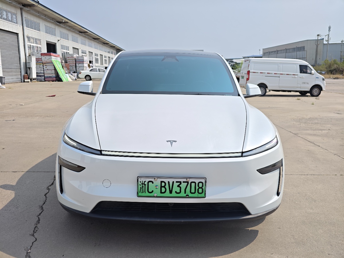 Tesla Model Y 2026 car image #2