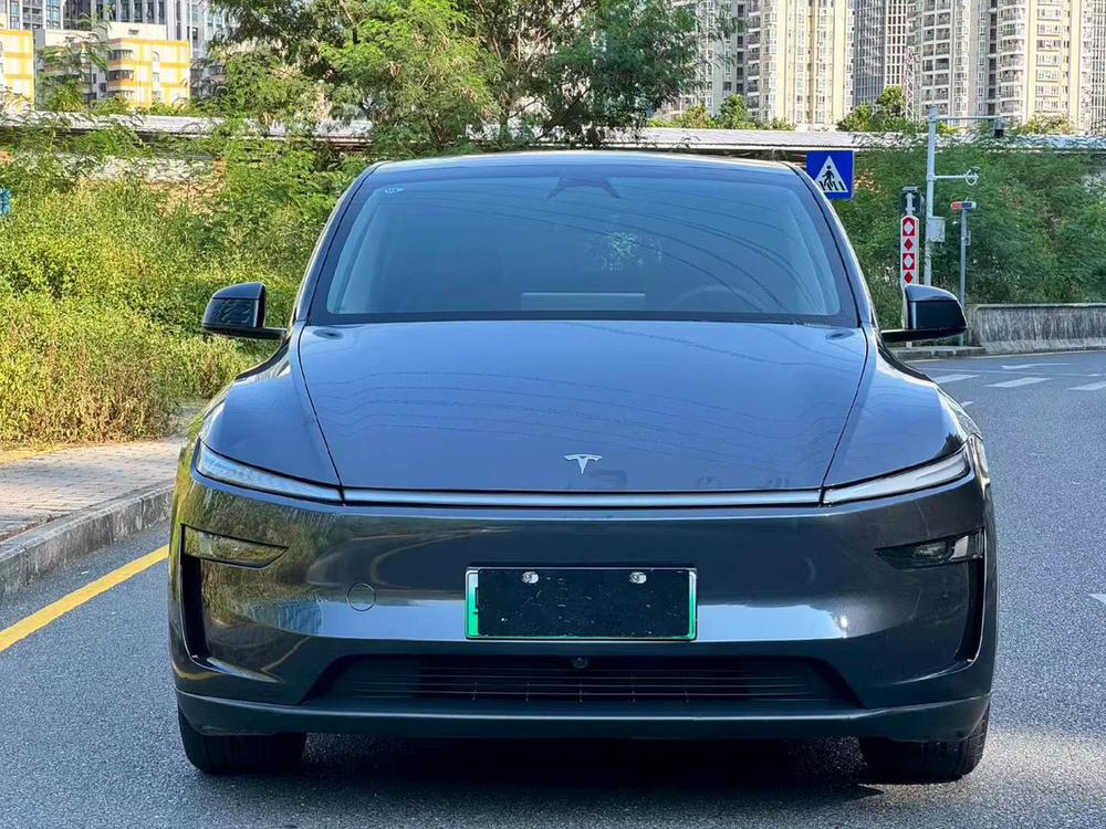 Tesla Model Y 2025 car image #2