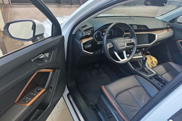 Audi Q3 2020 car image #16