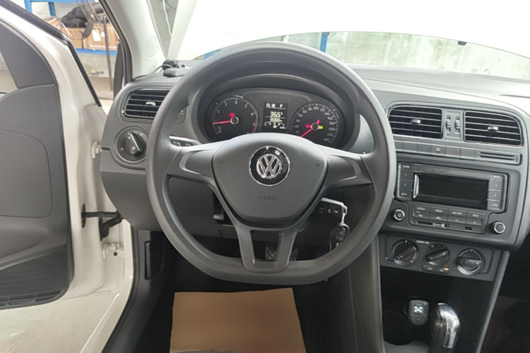 Volkswagen Polo 2016 car image #11