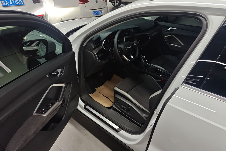 Audi Q3 2023 car image #16