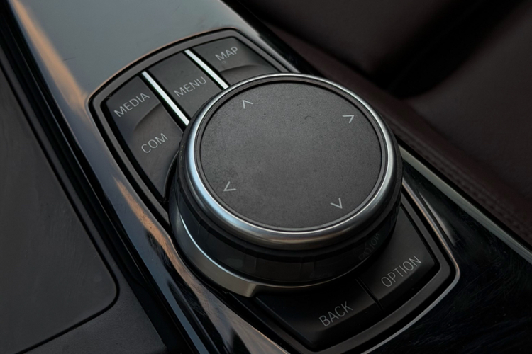 BMW 3 Series 2018 car image #12