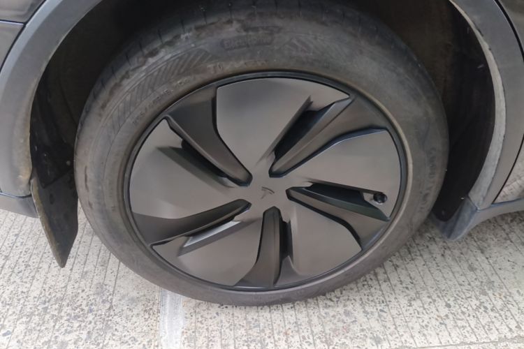 Tesla Model Y 2025 car image #10