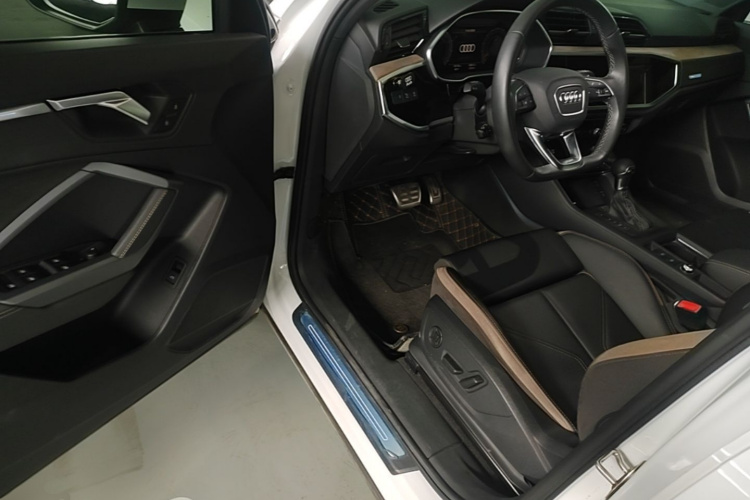 Audi Q3 2024 car image #16