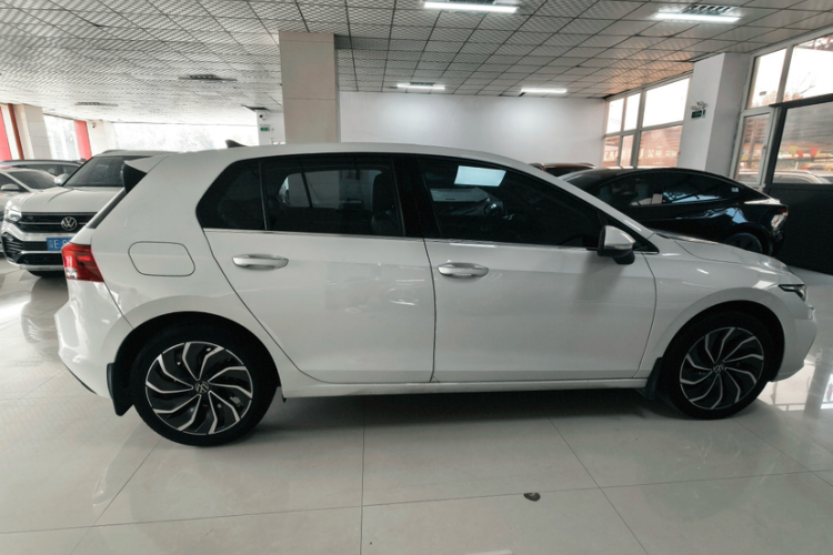 Volkswagen Golf 2023 car image #7