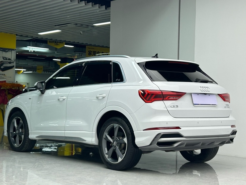Audi Q3 2020 car image #16