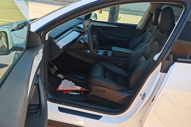 Tesla Model Y 2024 immagine di auto #16