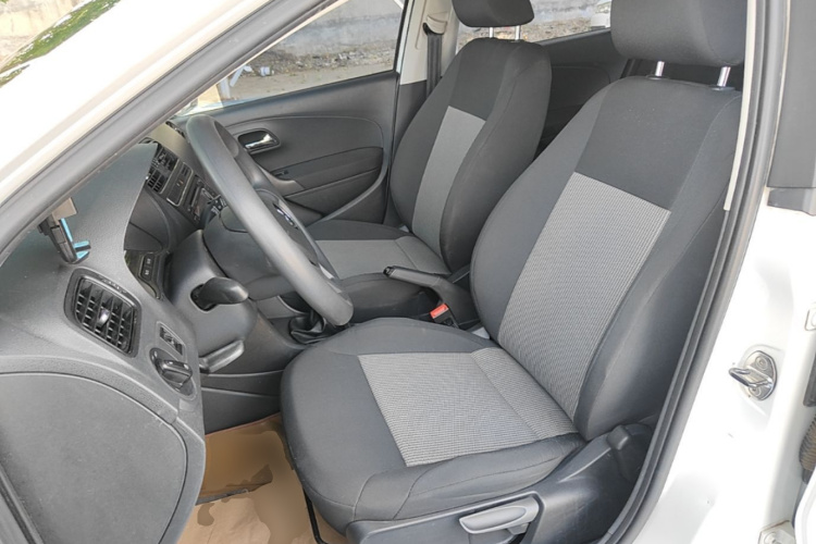Volkswagen Polo 2015 car image #15