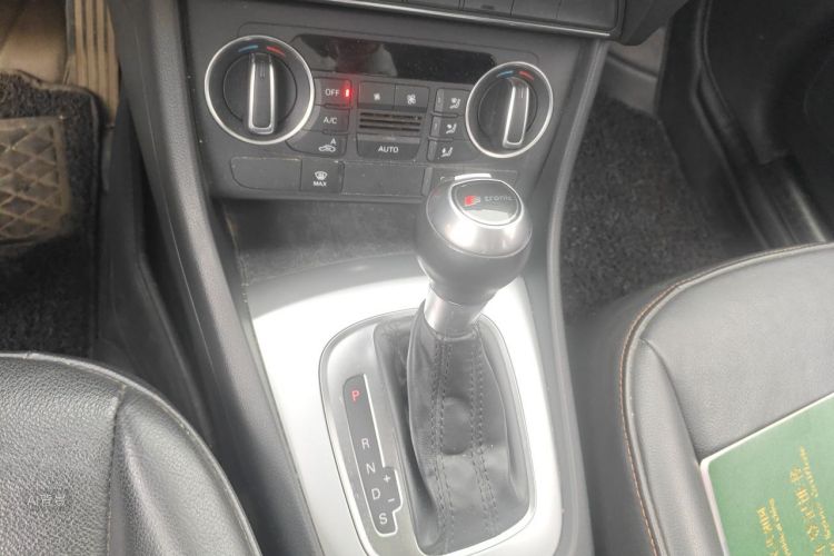 Audi Q3 2017 car image #16