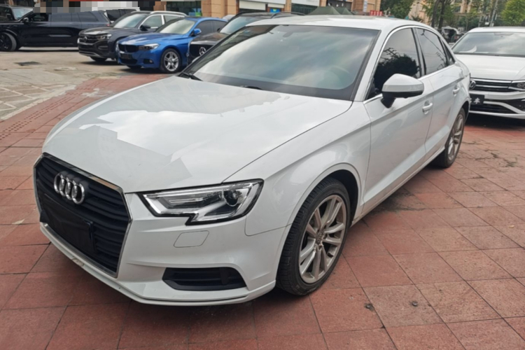 Audi A3 2018 immagine di auto #2