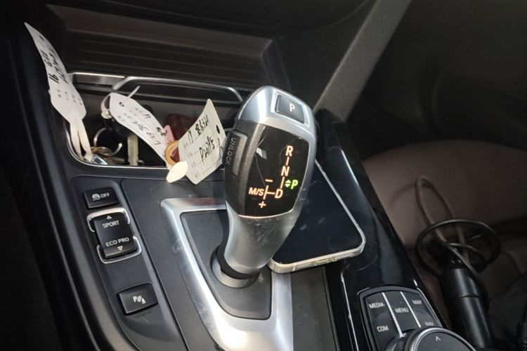 BMW 3 Series 2019 immagine di auto #14