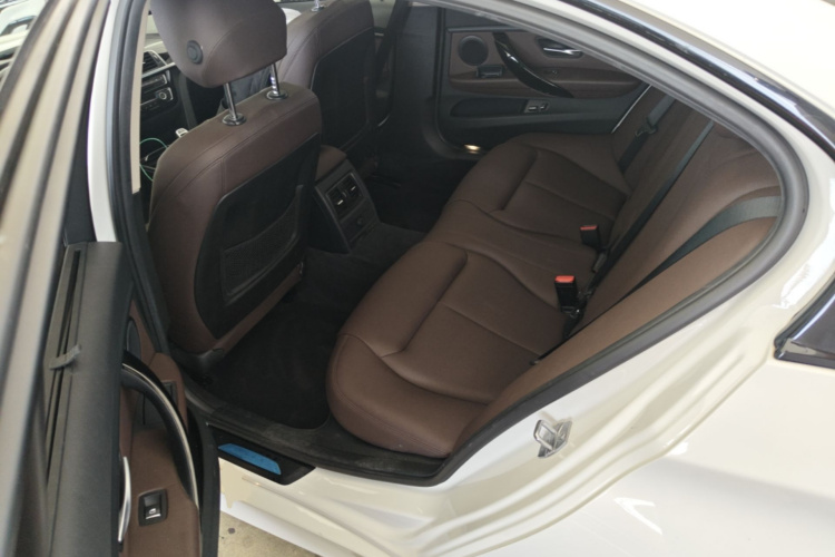 BMW 3 Series 2019 car image #17