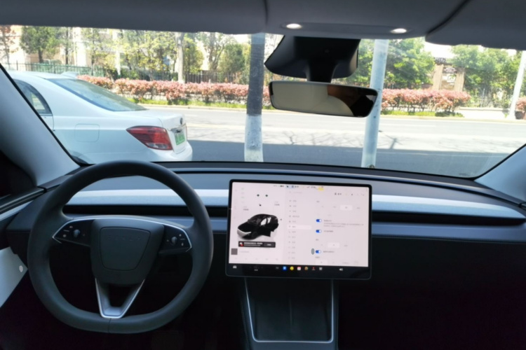 Tesla Model Y 2025 #10 Tesla Model Y 2025 car image #10