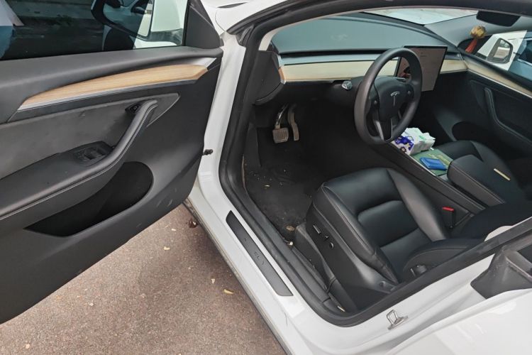 Tesla Model Y 2023 car image #9