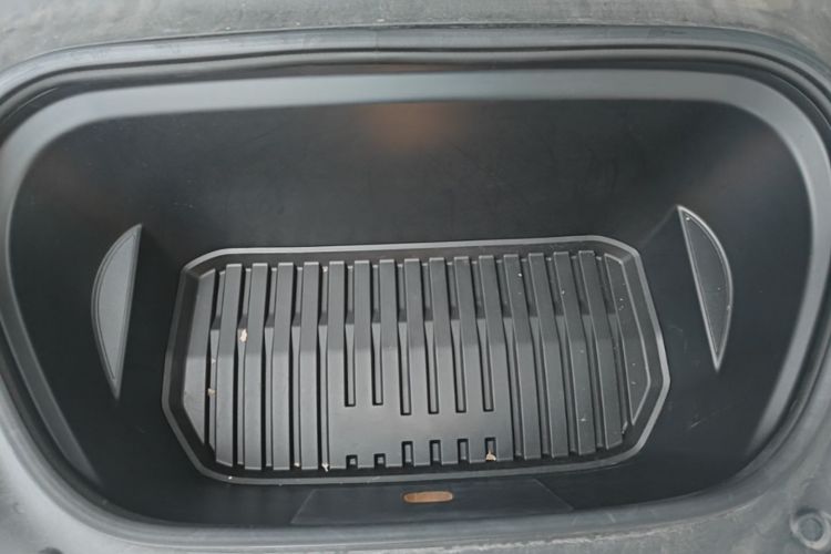Tesla Model Y 2023 #20 Tesla Model Y 2023 car image #20