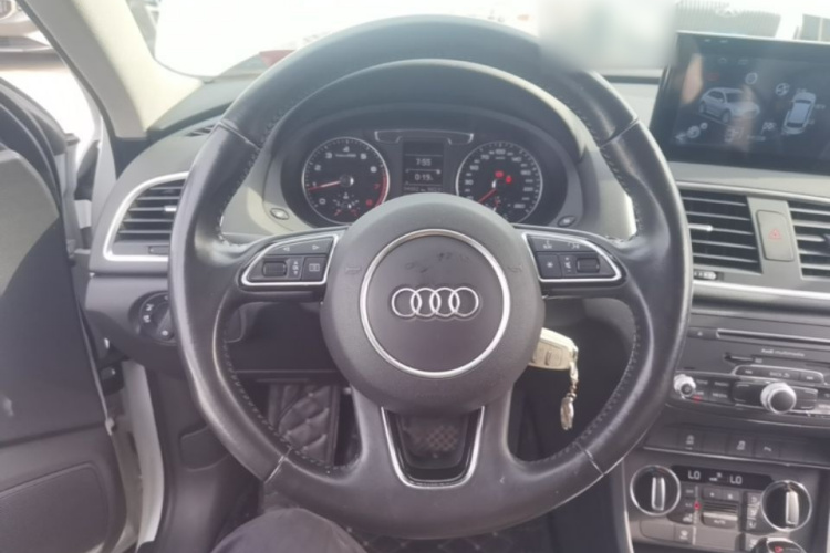 Audi Q3 2017 car image #11