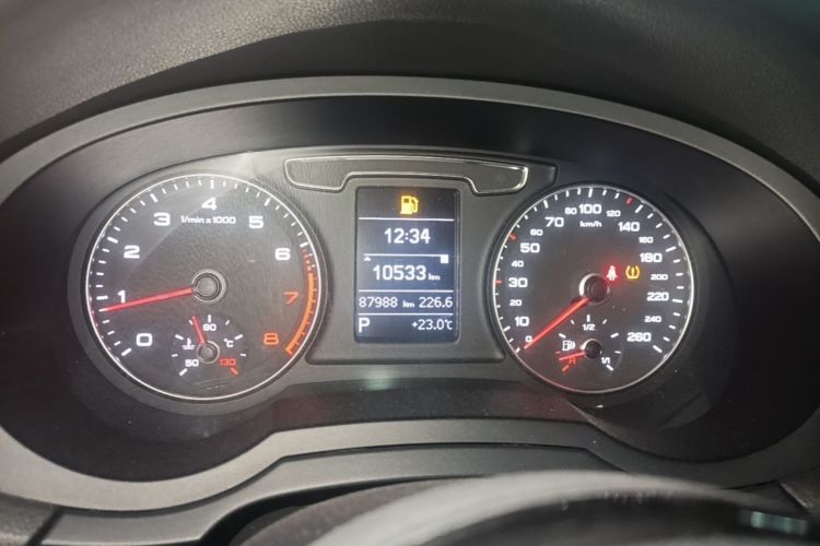 Audi Q3 2018 car image #12