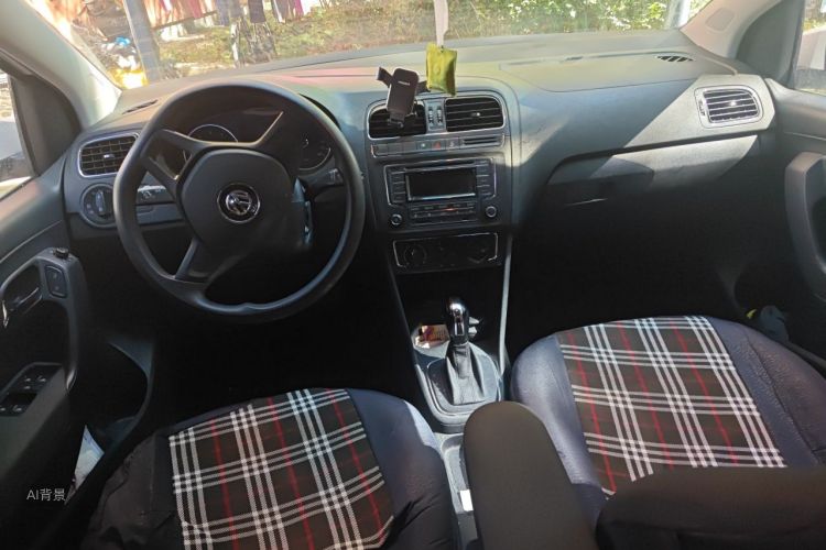 Volkswagen Polo 2015 car image #11