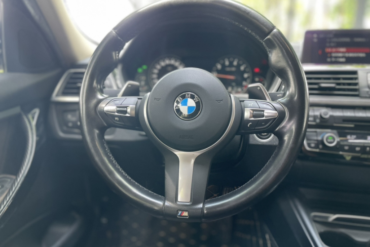 BMW 3 Series 2018 car image #19