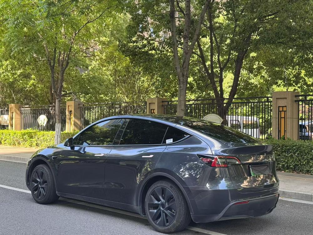 Tesla Model Y 2025 car image #3
