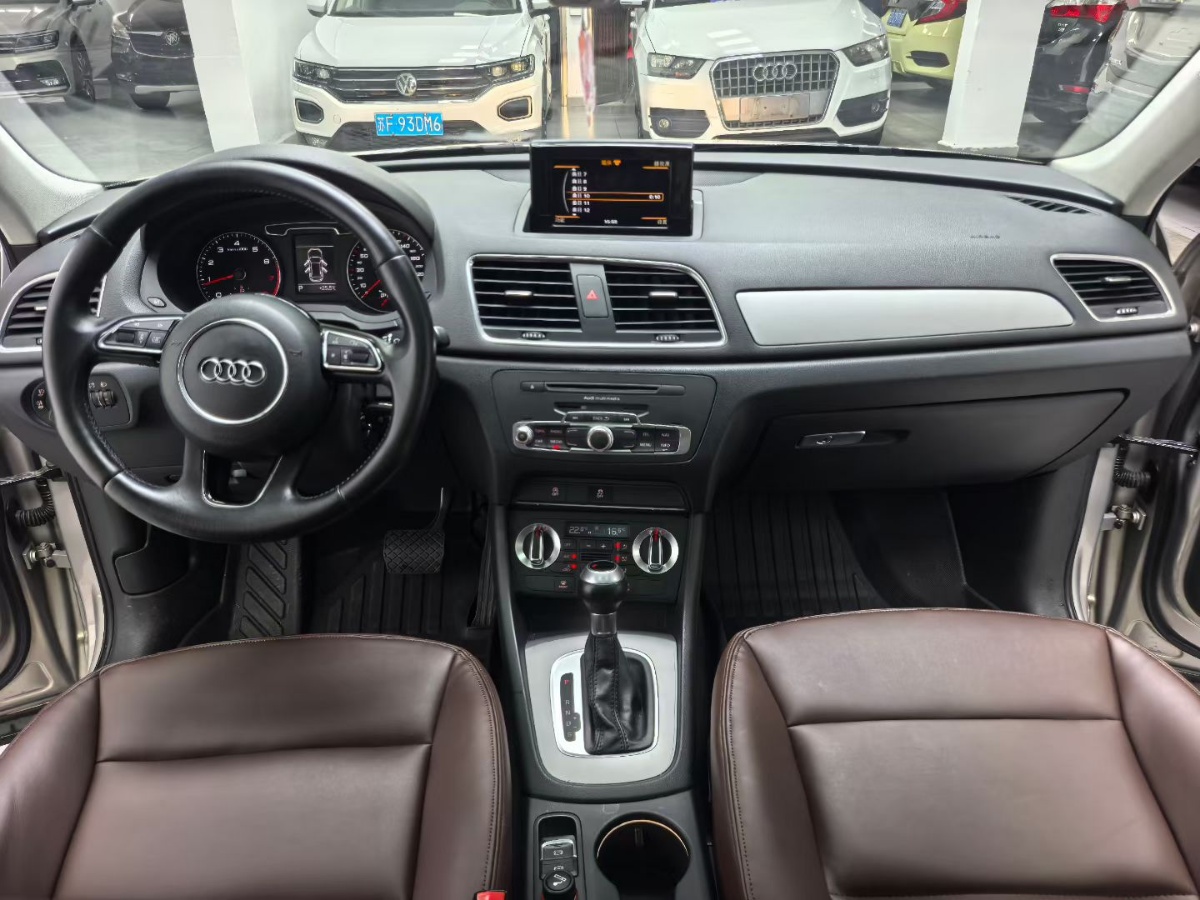Audi Q3 2016 car image #9