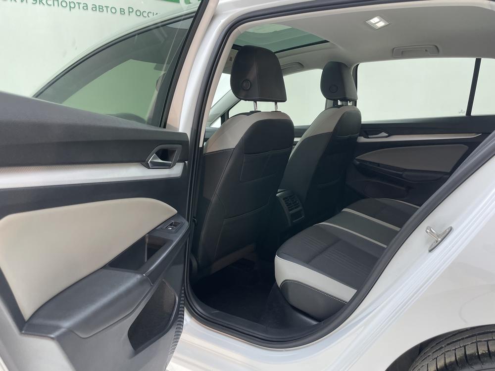 Volkswagen Golf 2022 car image #25