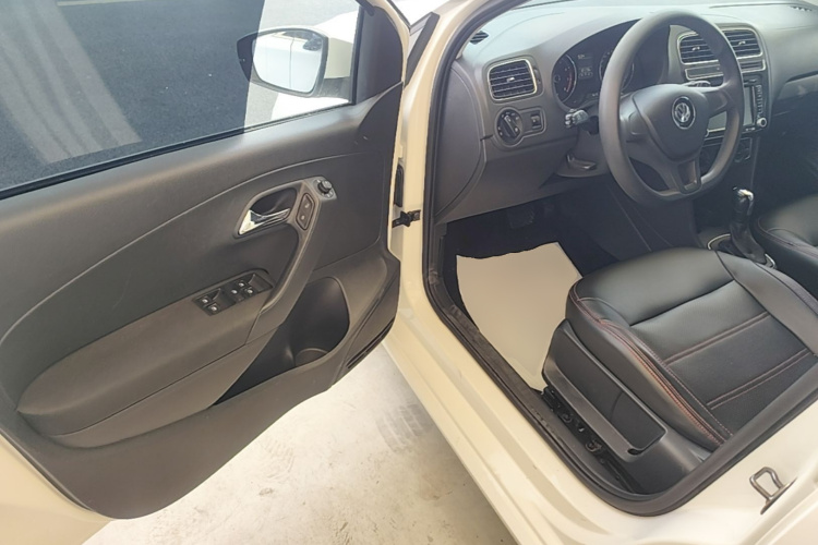 Volkswagen Polo 2015 car image #16