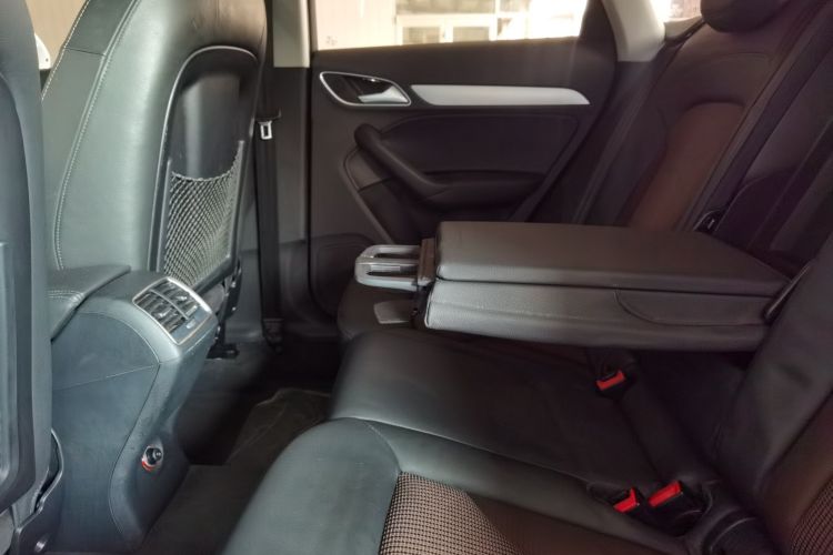 Audi Q3 2017 car image #13