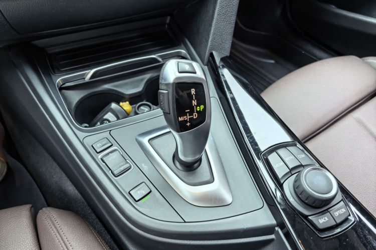 BMW 3 Series 2018 car image #27