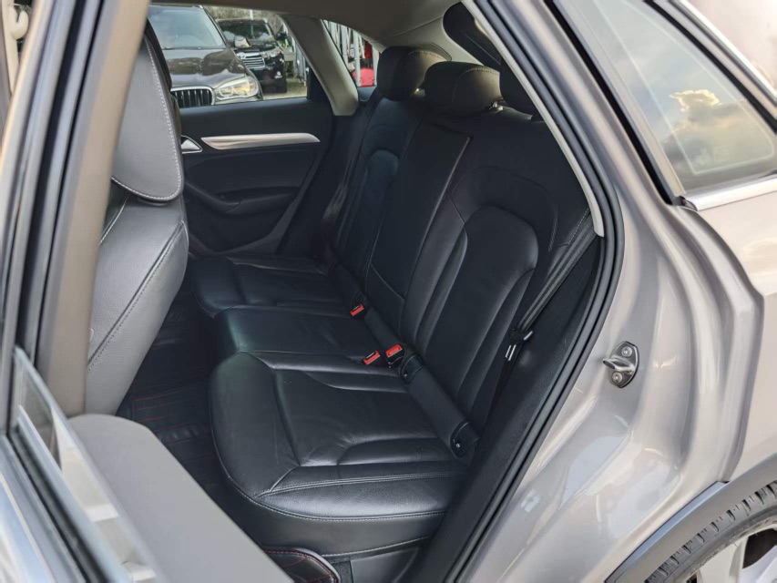 Audi Q3 2018 car image #7