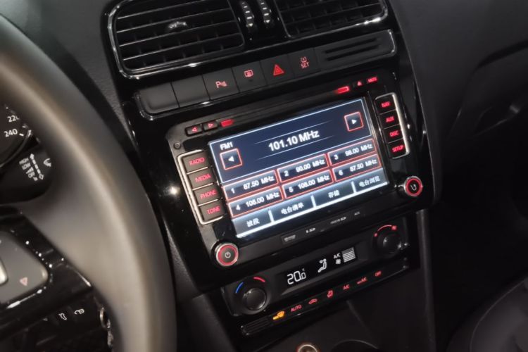 Volkswagen Polo 2015 car image #13