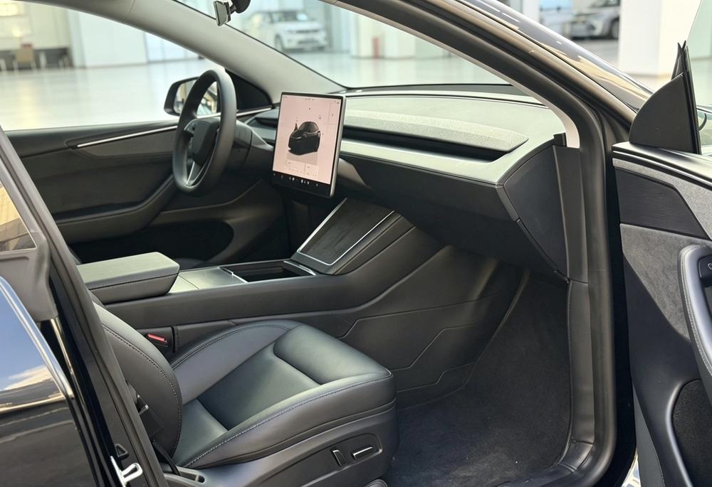 Tesla Model Y 2025 #8 Tesla Model Y 2025 car image #8