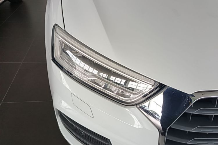 Audi Q3 2018 car image #8