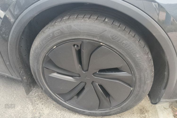 Tesla Model Y 2025 #9 Tesla Model Y 2025 car image #9