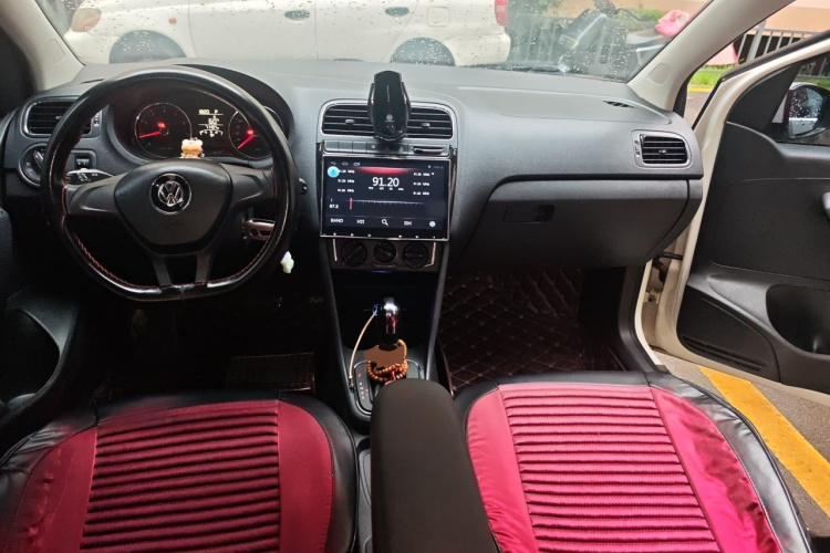 Volkswagen Polo 2015 car image #7