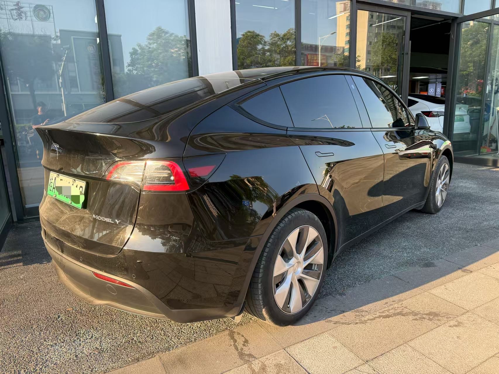 Tesla Model Y 2023 car image #2