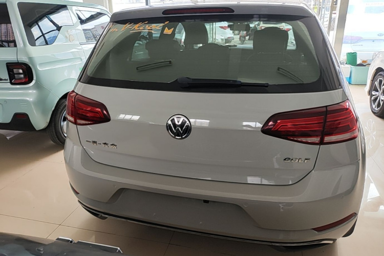 Volkswagen Golf 2018 car image #6