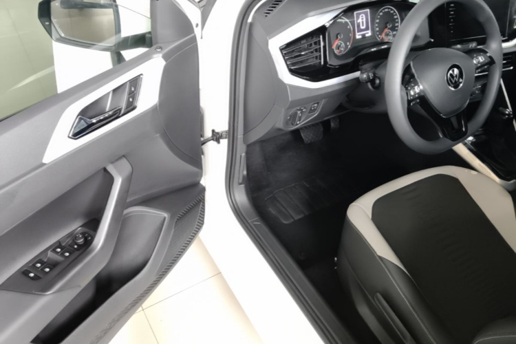 Volkswagen Polo 2022 car image #16