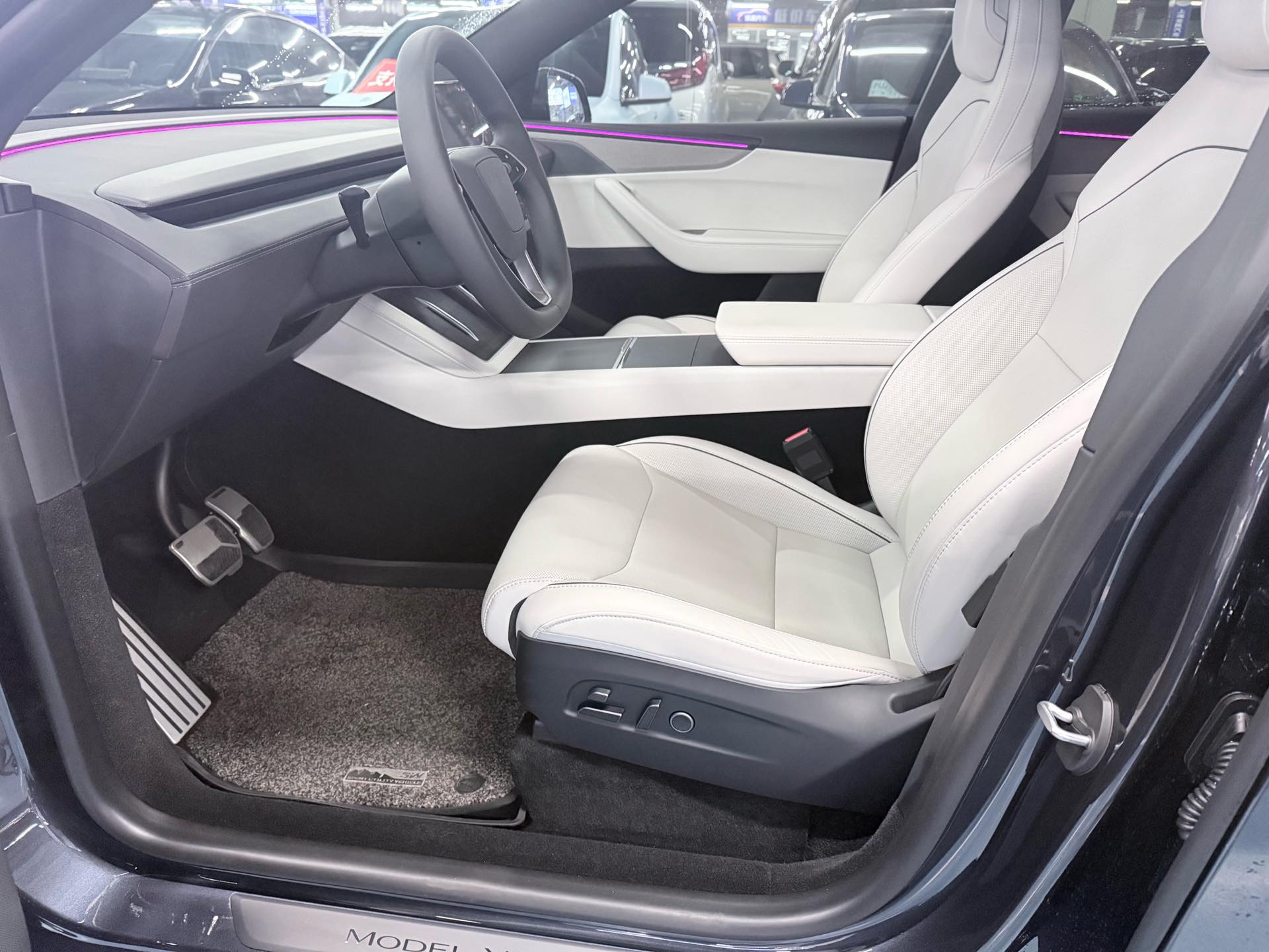 Tesla Model Y L 2025 #4 Tesla Model Y L 2025 car image #4
