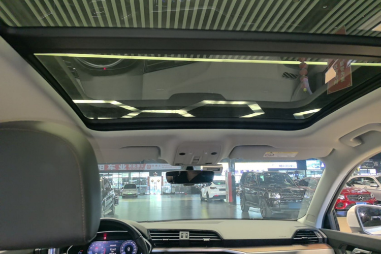 Audi Q3 2020 car image #18