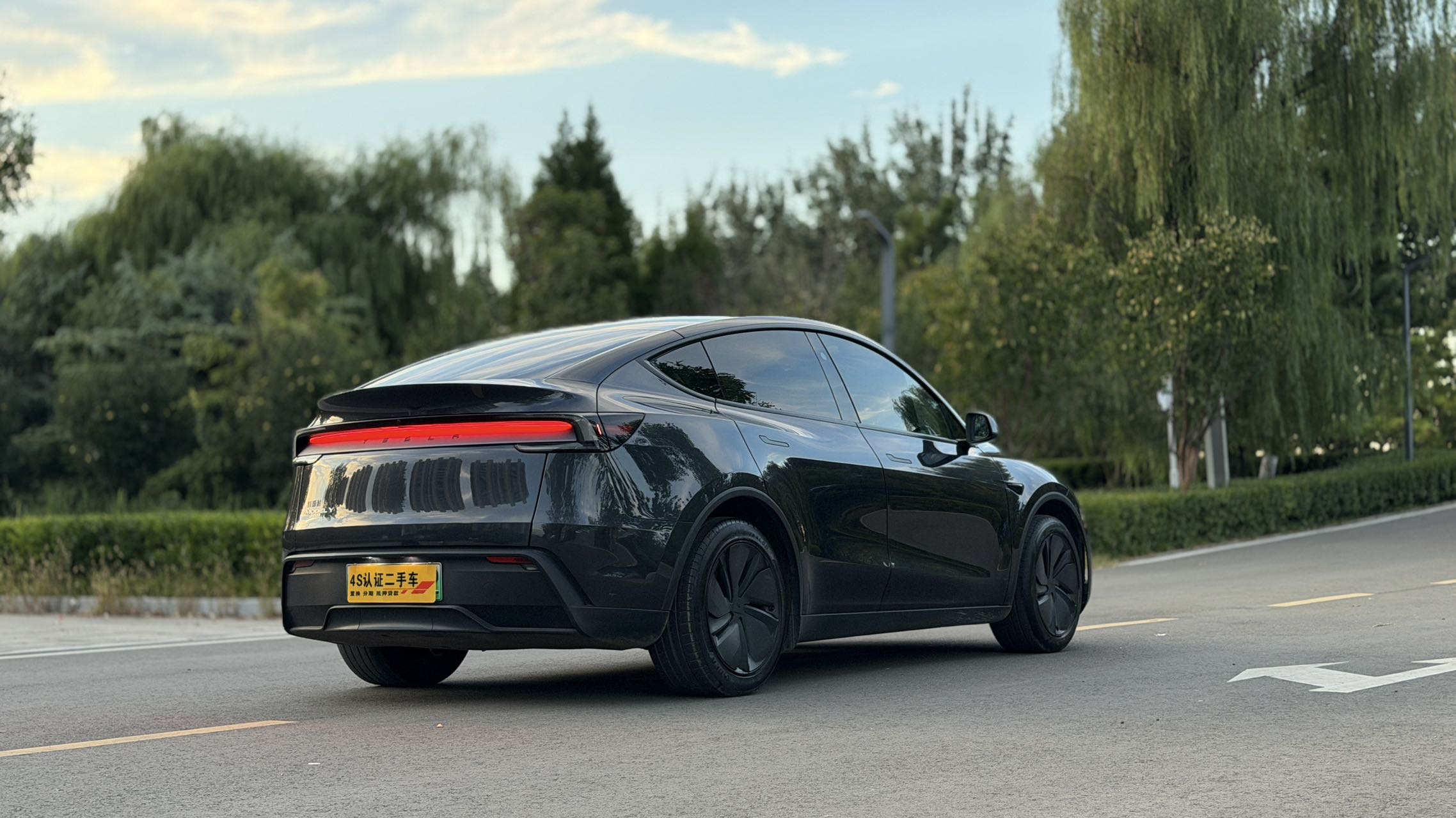 Tesla Model Y 2025 immagine di auto #10