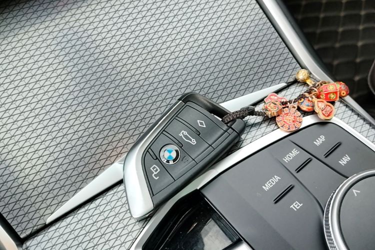 BMW 3 Series 2024 car image #9
