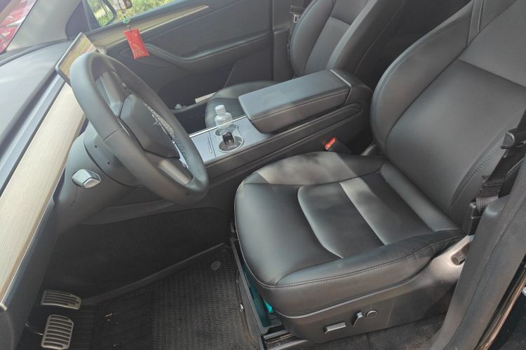 Tesla Model Y 2023 car image #19